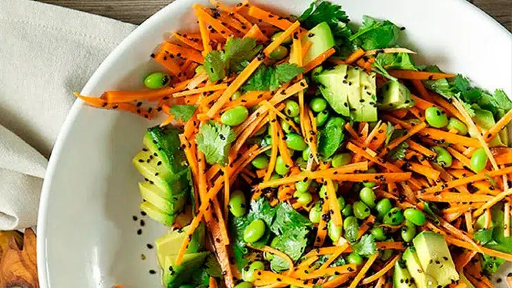 Comer jengibre en ensalada.