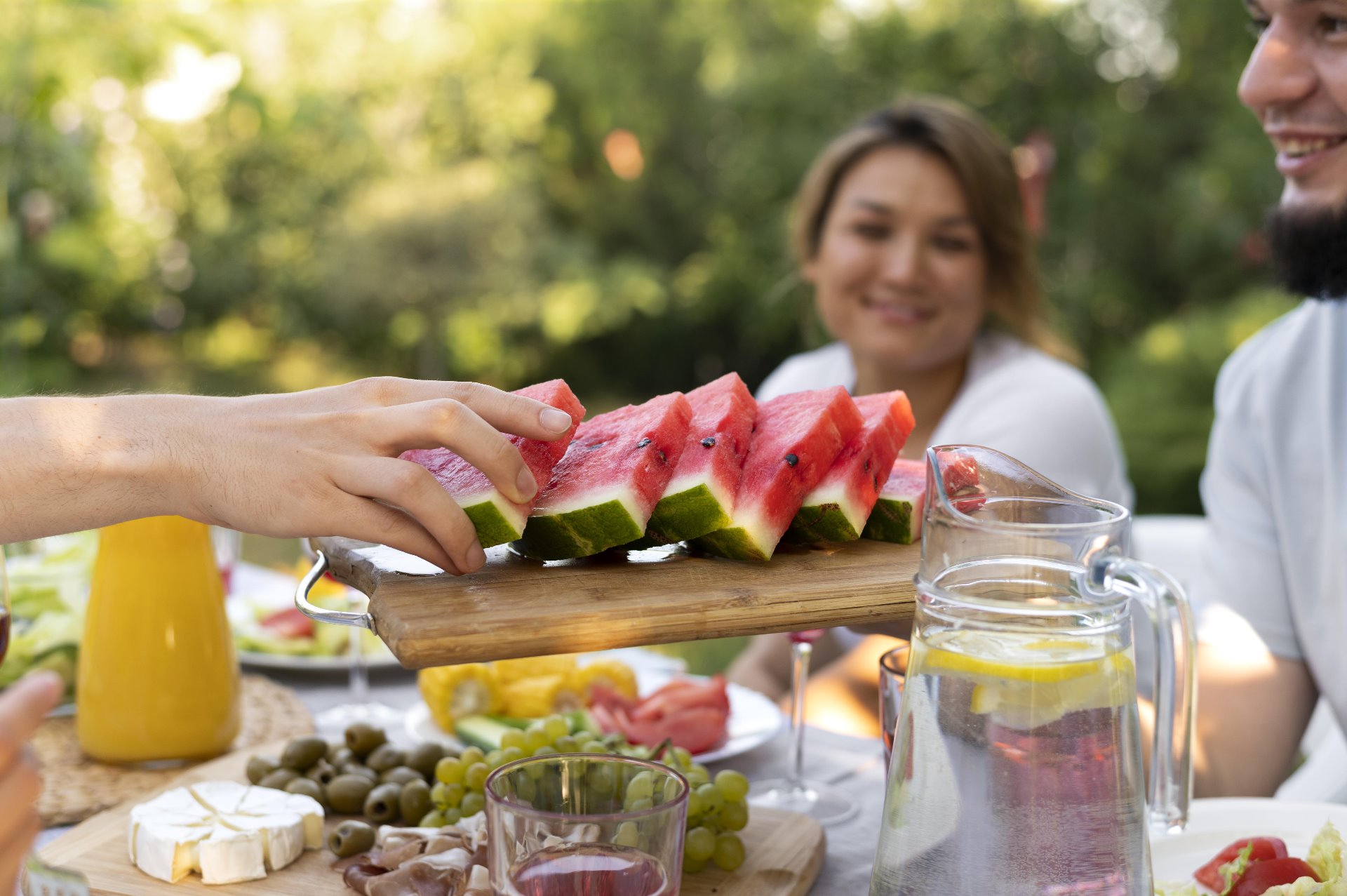 personas comiendo fruta. Cultura de la prevención de la salud