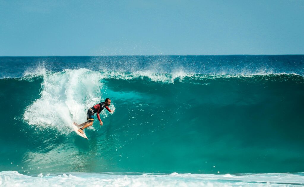 deportista mejorando su rendimiento con cacao. Surfista