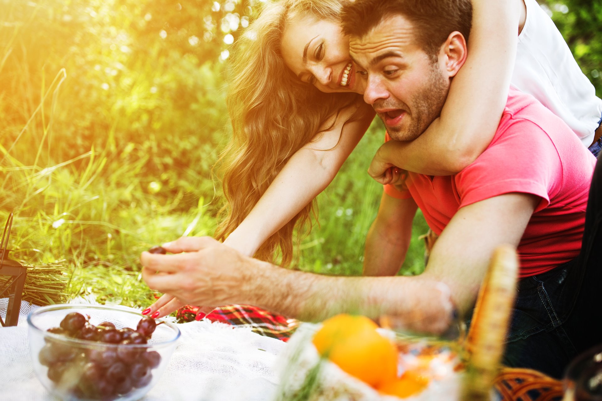 pareja llevando un vida sana con actividad física en entornos naturales y buena alimentación con frutas