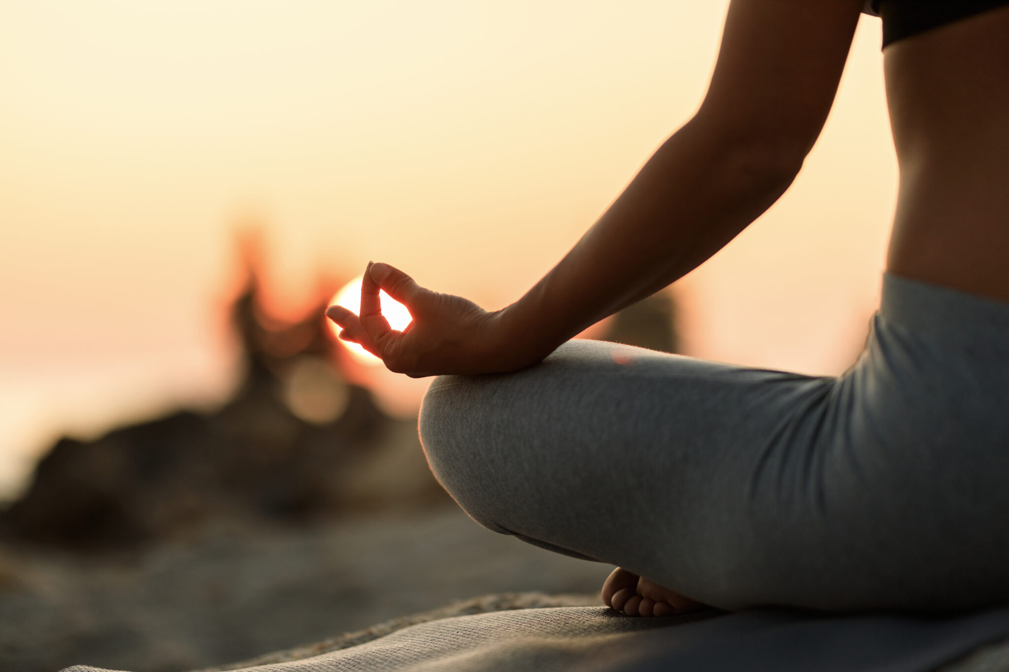 coadyuvante en los procesos curativos - imagen de una mujer meditando