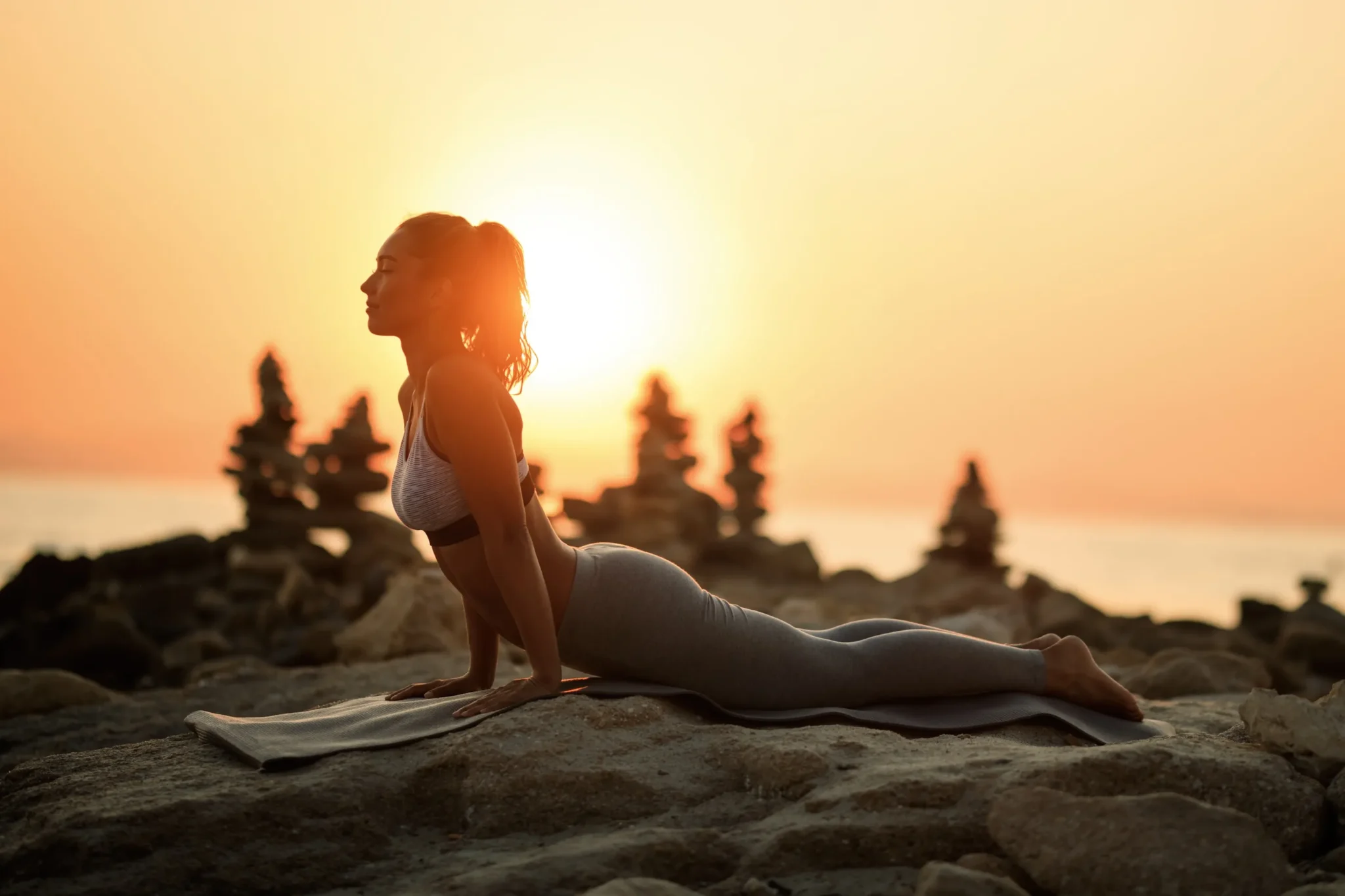 mujer haciendo ejercicio en el atardecer para reducir estrés y ansiedad