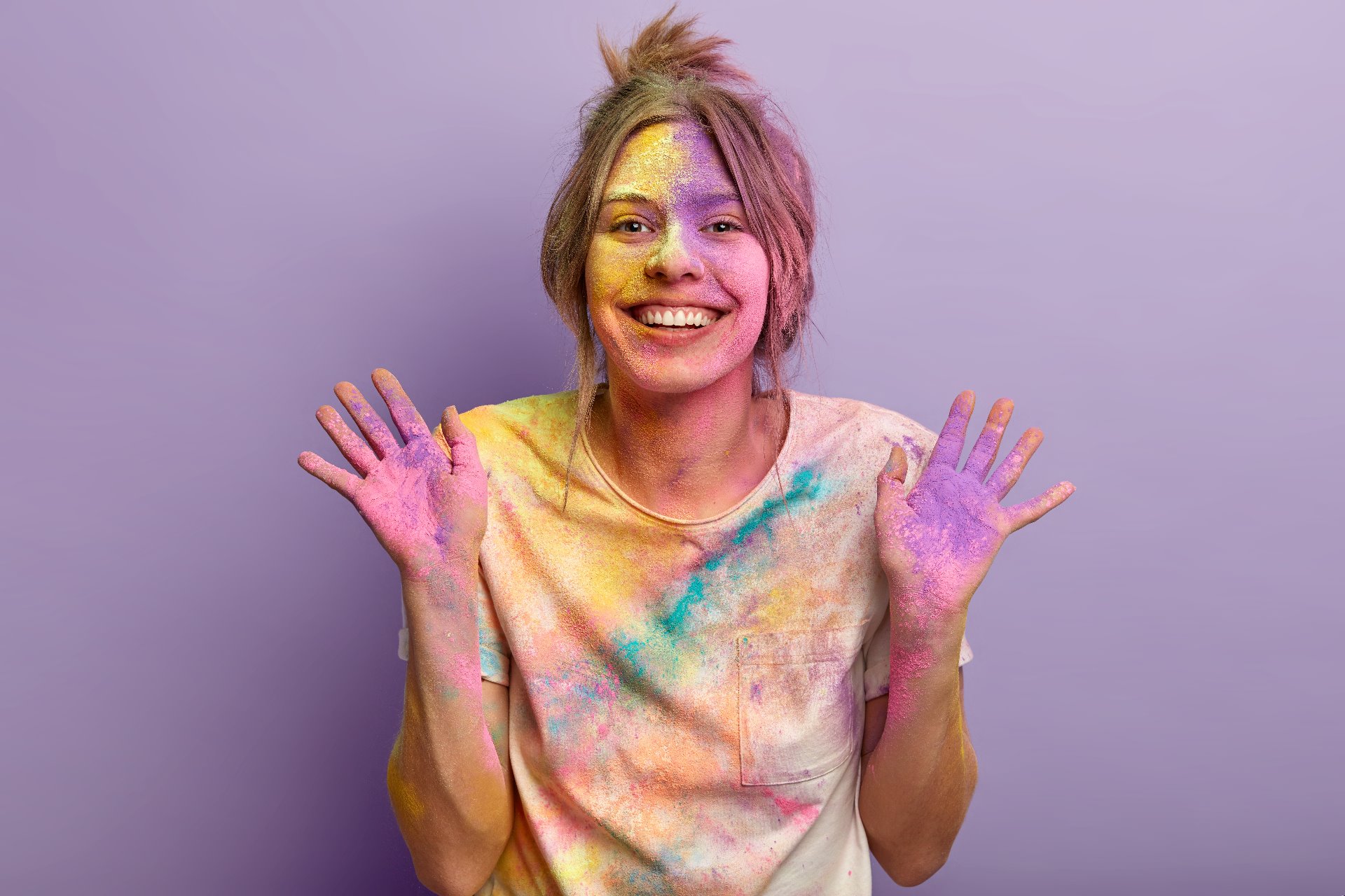 Una joven posando con los colores que abanderan el día de la psoriasis.