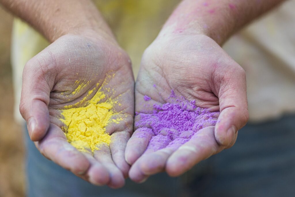 Primer plano de unas manos con diferentes colores que representan la psoriasis