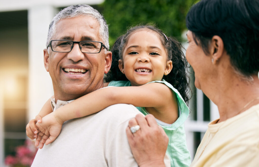 Envejecer activo: un abuelo jugando con su nieto