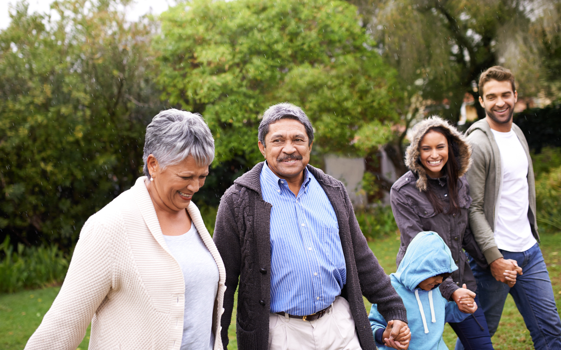 Personas mayores de la tercera edad, mejoran sus defensas y sistema inmunológico con una vida social activa y actividad física.