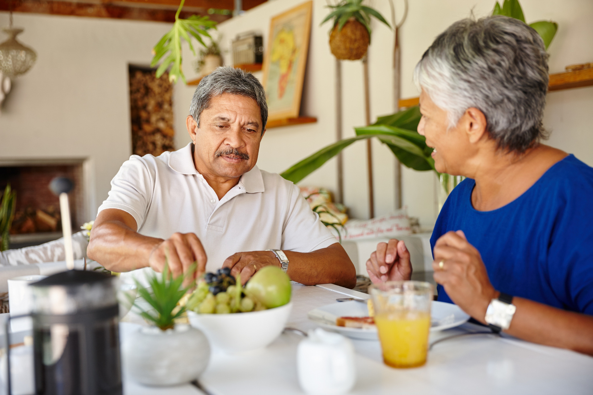 Personas mayores se alimentan adecuadamente para tener un envejecimiento saludable