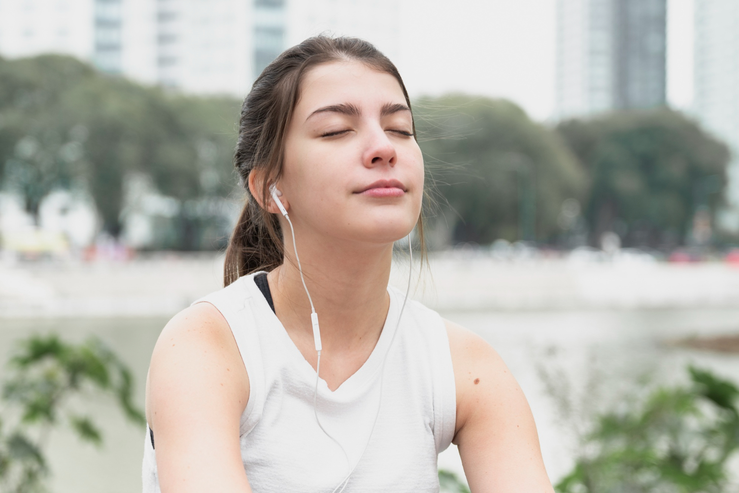 Mujer calmada mientras medita y hace técnicas de respiración.