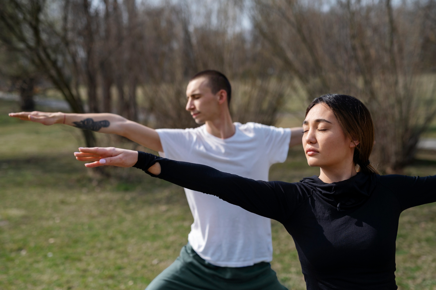 Pareja haciendo Tai Chi en un parque