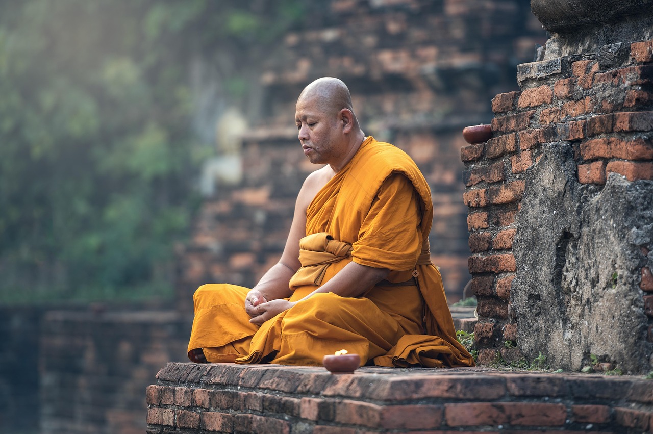 Monje budista practicando la meditación en un templo