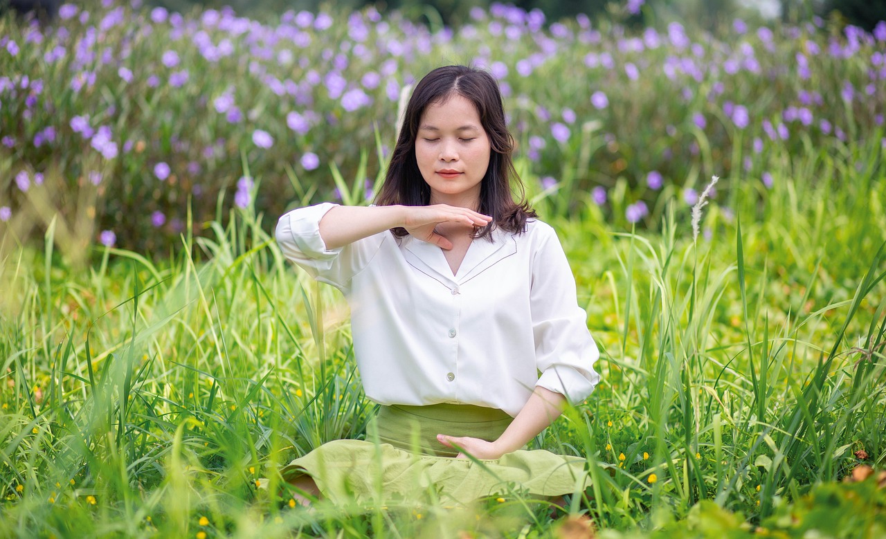 mujer practicando qi gong