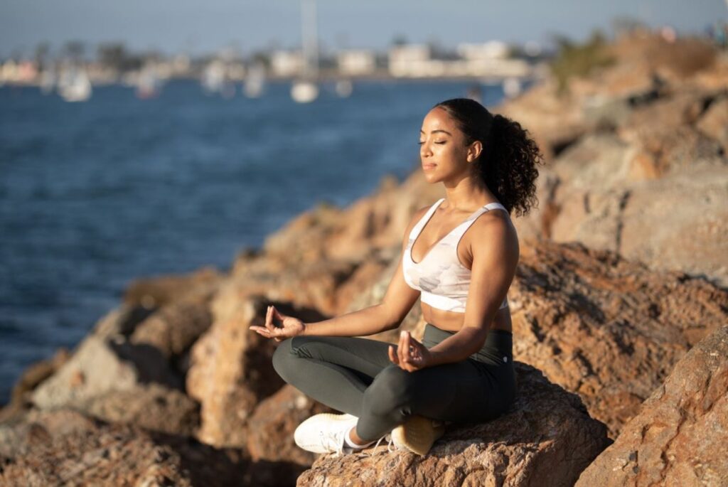 Mujer meditando para mejorar el manejo de emociones y conseguir bienestar emocional