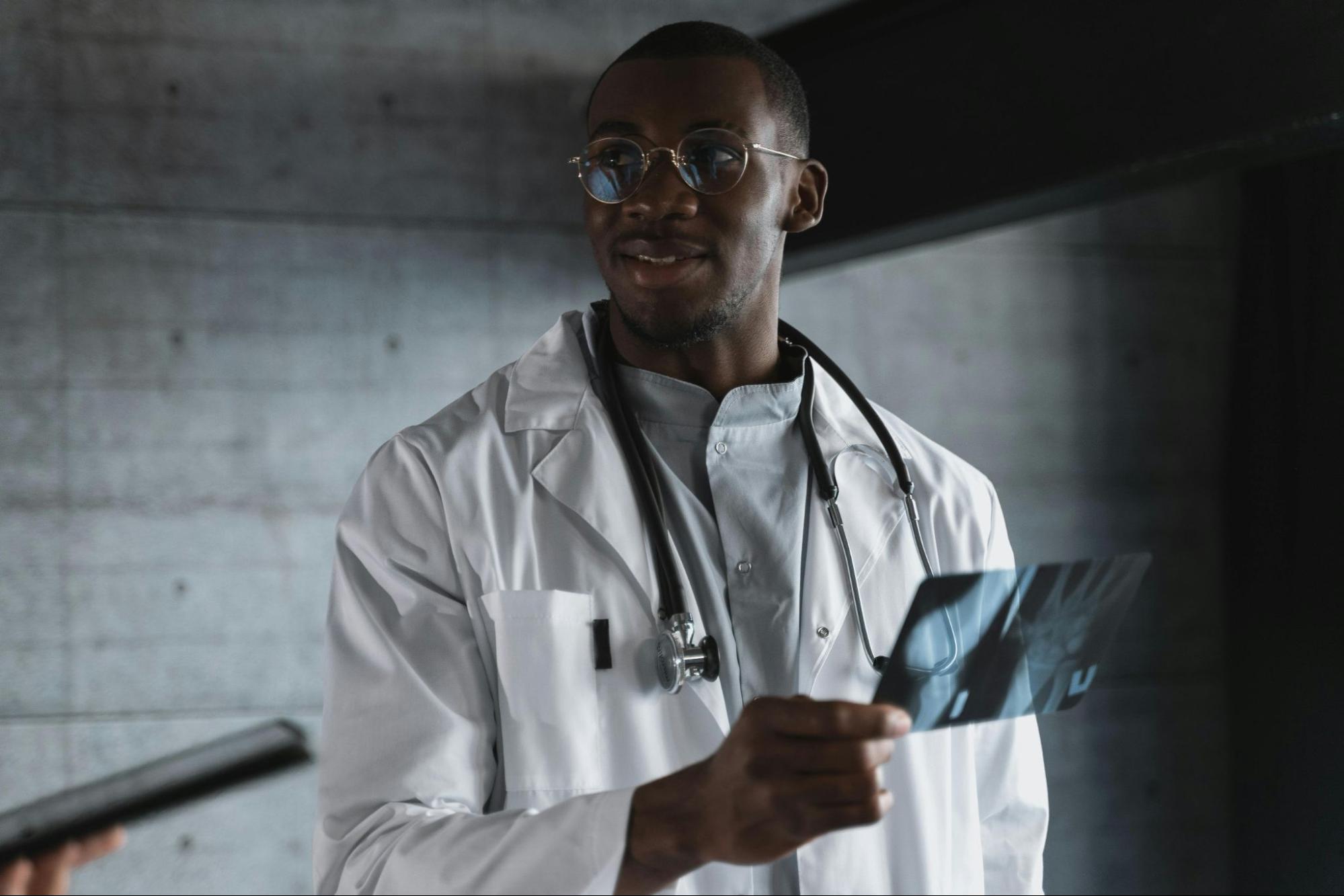 Médico hablando sobre la automedicación responsable