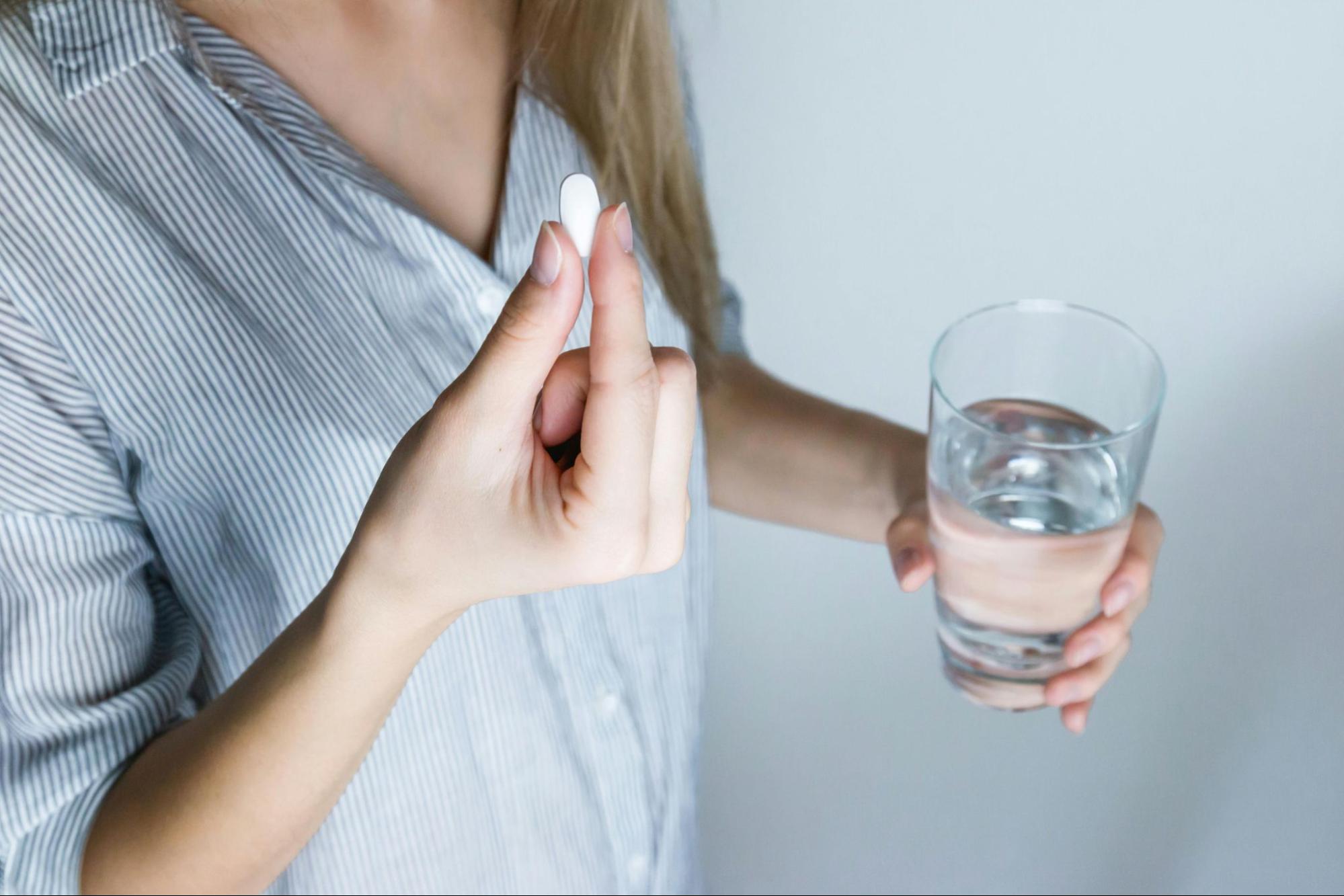 Una mujer haciendo un uso responsable de medicamentos. Una automedicación informada y cuidadosa.