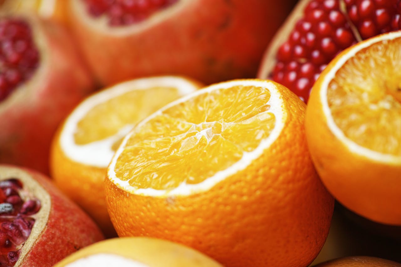 Fruta fresca cortada rica en vitaminas para fortalecer las defensas.