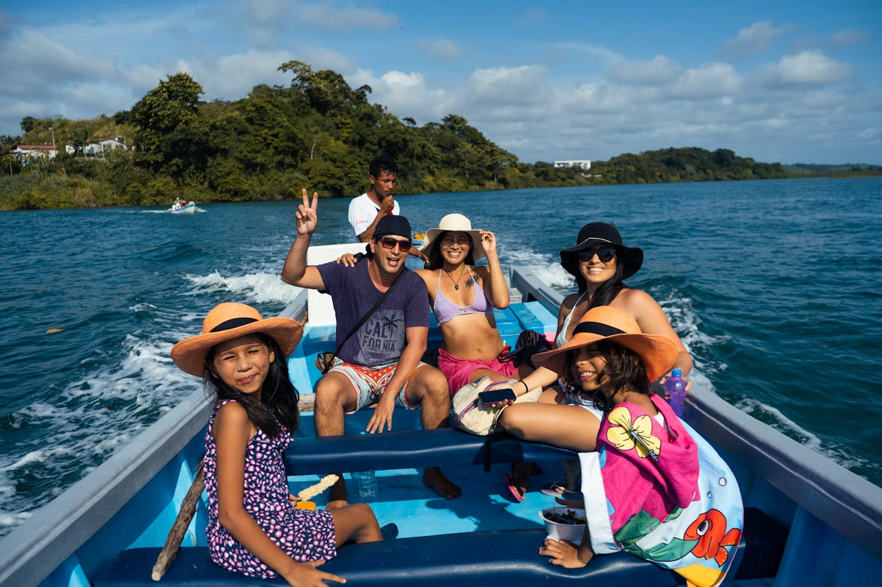 Familia disfrutando de un viaje en una embarcación.