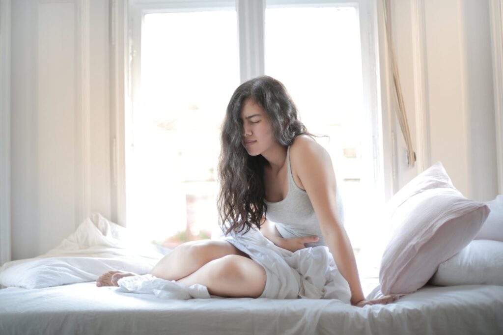 Mujer con problemas por la microbiota intestinal.