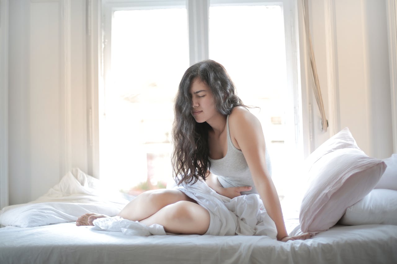 Mujer con problemas por la microbiota intestinal.