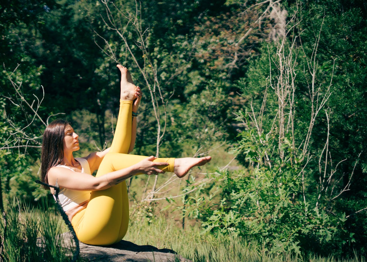 Chica relajandose en medio de la naturaleza