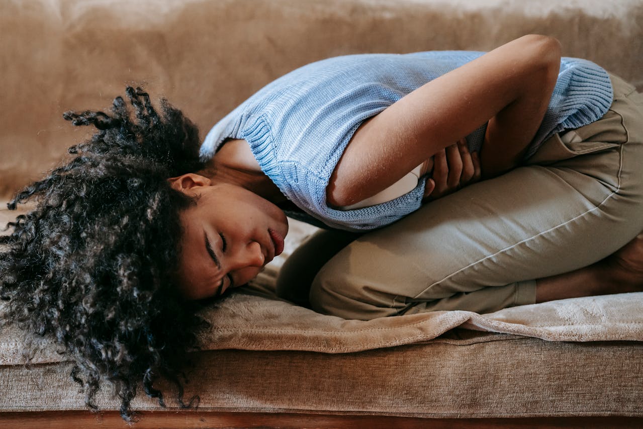 mujer con problemas de salud intestinal