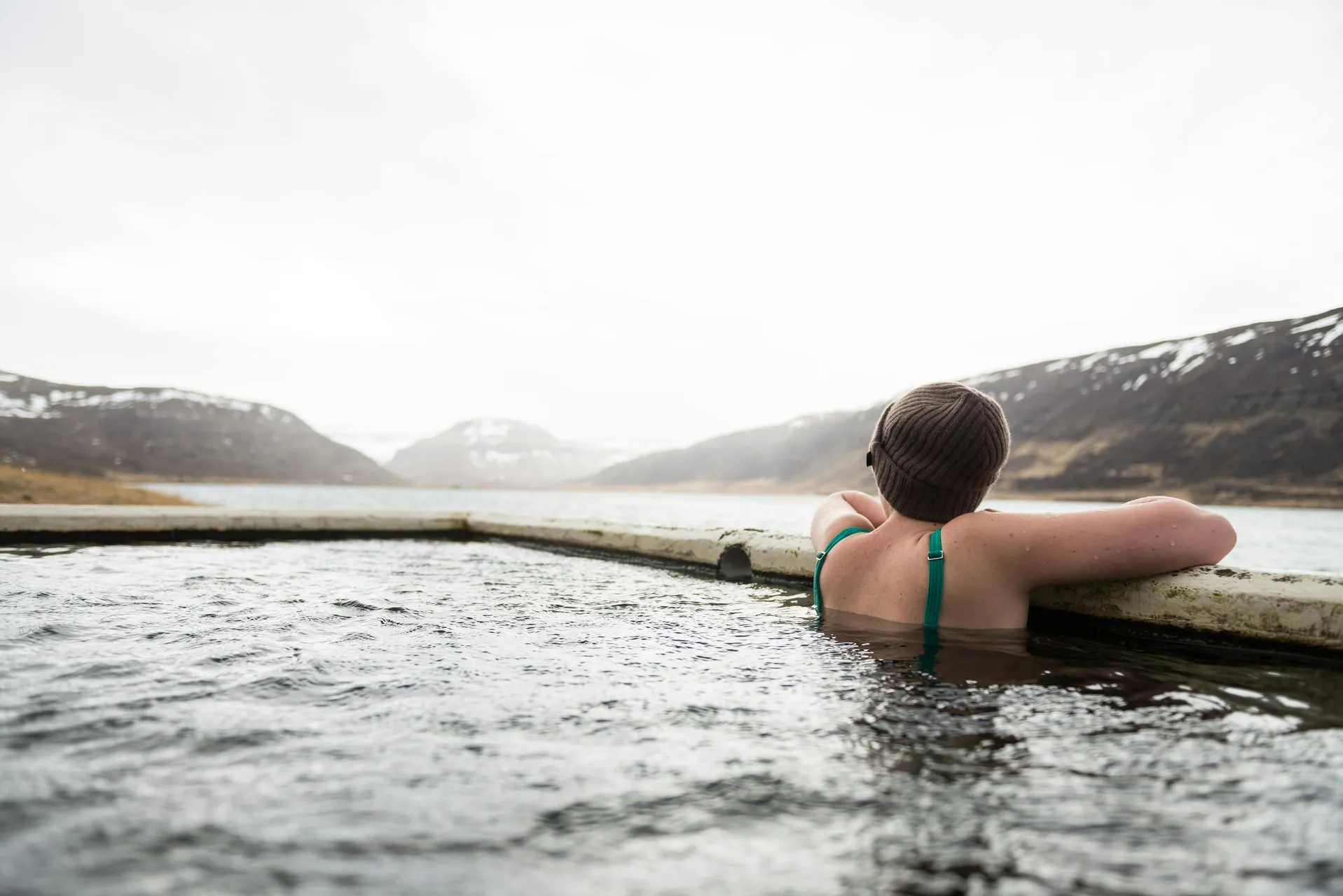 Mujer bañándose en agua fría. Un hack del biohacking natural.