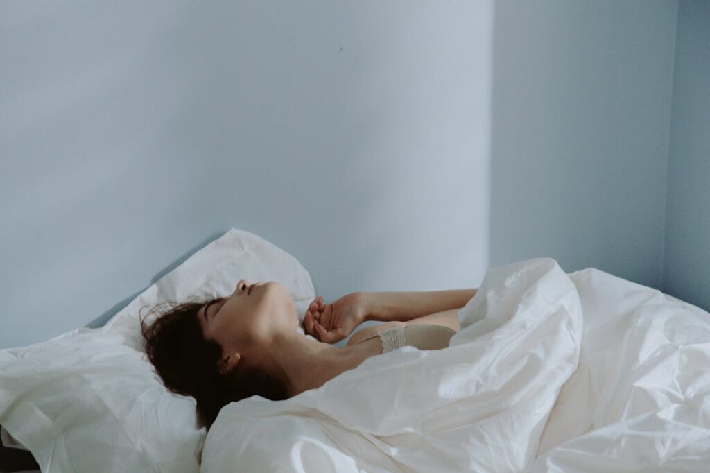 mujer durmiendo profundamente. Un hábito de autocuidado personal fundamental