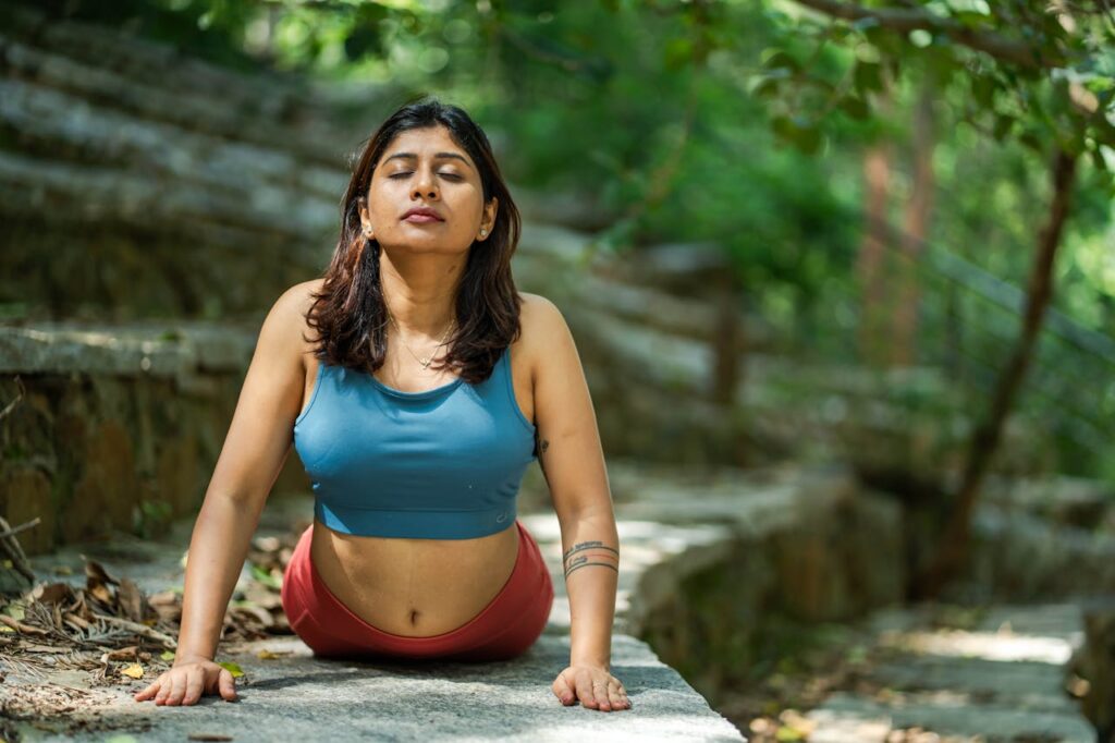 mujer joven cuidándose, haciendo estiramientos o yoga en un hermoso parque natural