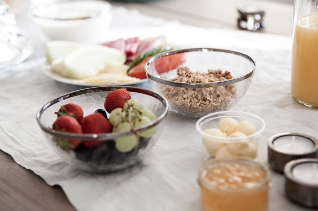 ejemplo de alimentación saludable: tarros con frutas silvestres, fresas, frutos secos, etc.