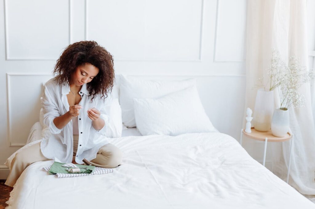 Mujer en la cama comparando un multivitamínico y un inmunomodulador natural