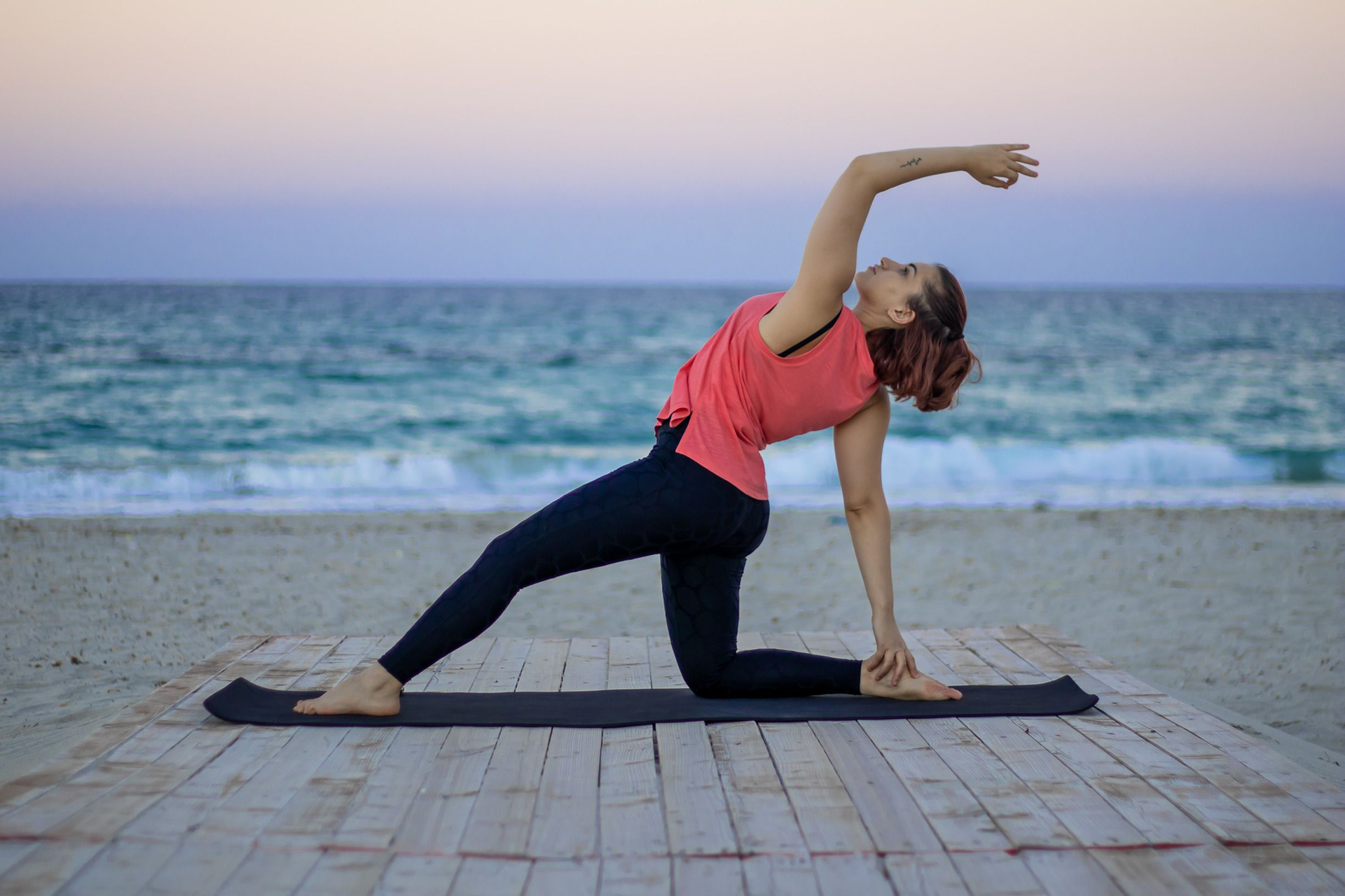 Mujer trabajando su salud emocional en la naturaleza