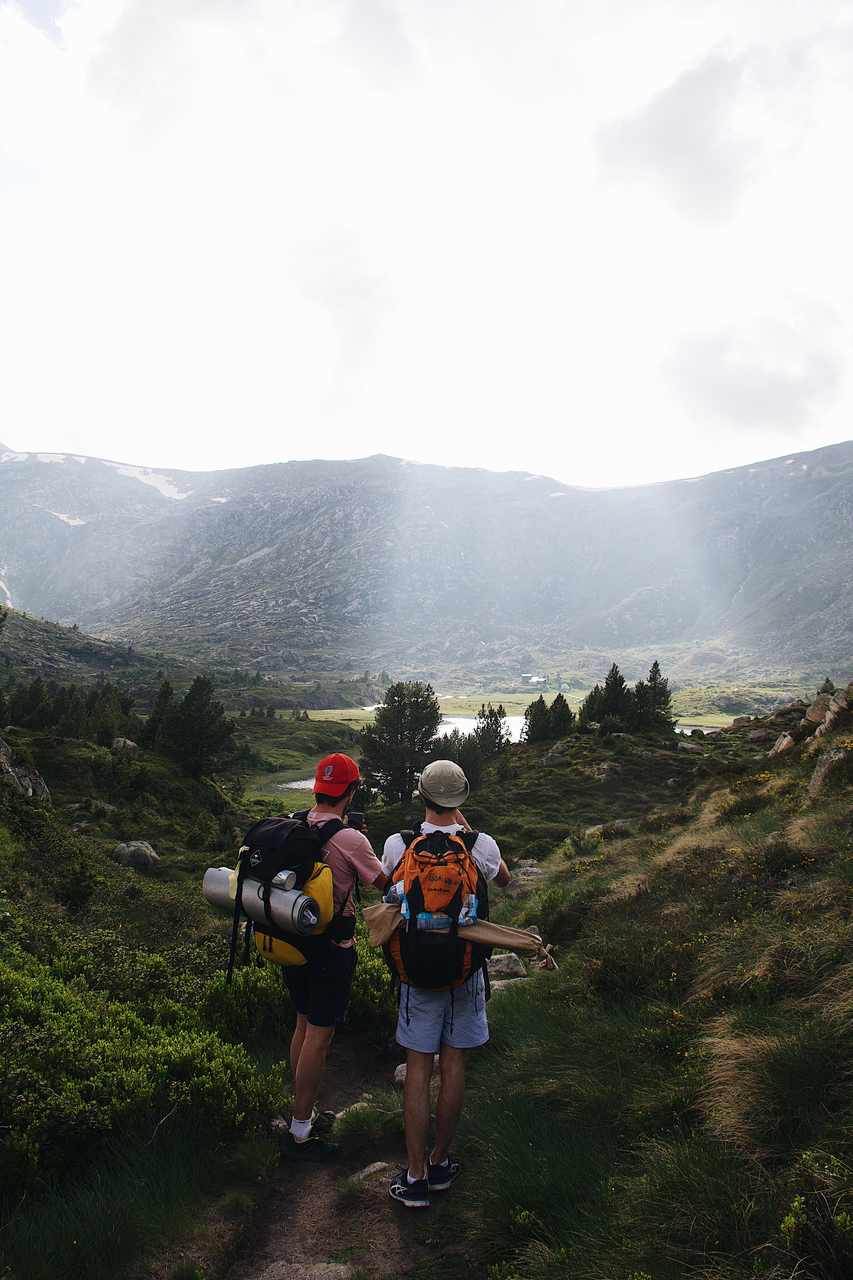 excursionistas disfrutando de la naturaleza como la mejor terapia